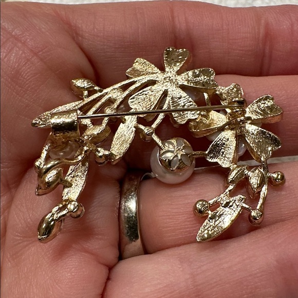 Elegant Brooch w/White Flowers, White Pearls & Crystals in Gold Tone Setting NEW - Picture 3 of 3